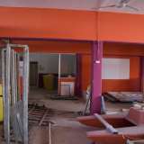 ...e persino un moscone che da tre anni non vede pi� in mare. L�unica nota positiva sono le pareti colorate arancio e viola...